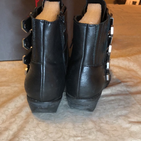 Stylish booties - Picture 2 of 5